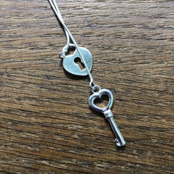 925 sterling silver plated heart/key necklace NWOT - Picture 4 of 5